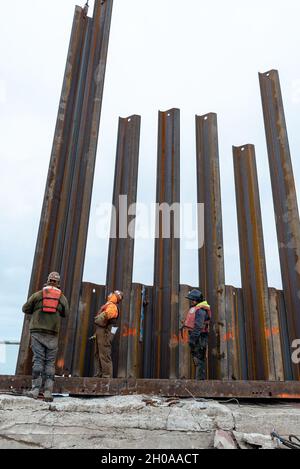 Der Auftragnehmer der Cold Spring Construction Company des US Army Corps of Engineers Buffalo District aus Akron, NY, arbeitet an Reparaturen an 1,300 Fuß der Ufermauer am nördlichen Abschnitt des Ralph C. Wilson, Jr. Centennial Park, Buffalo, NY, Januar 8, 2021. Stockfoto