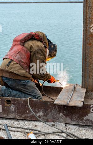 Der Auftragnehmer der Cold Spring Construction Company des US Army Corps of Engineers Buffalo District aus Akron, NY, arbeitet an Reparaturen an 1,300 Fuß der Ufermauer am nördlichen Abschnitt des Ralph C. Wilson, Jr. Centennial Park, Buffalo, NY, Januar 8, 2021. Stockfoto