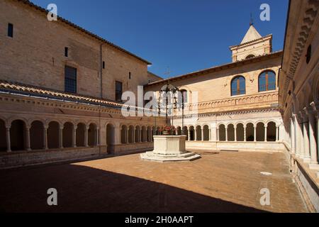 Abtei Santa Croce; Kloster, Dorf Sassovivo; horizontal; Foligno; Perugia; Umbrien; Italien; Europa Stockfoto