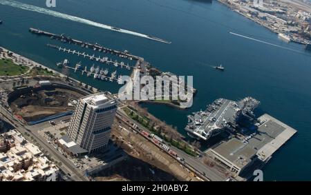 210107-N-MJ716-0097 SAN DIEGO (JAN 7, 2021) Luftaufnahme des Hauptquartiers der Navy Region Southwest und des USS Midway Museum in San Diego, CA. Das Foto wurde von einem US Navy MH-60S Seahawk aufgenommen, der dem Hubschrauber-Seekampfgeschwader 14 (HSC-14) zugewiesen wurde. Stockfoto