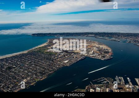 210107-N-MJ716-0313 SAN DIEGO (JAN 7, 2021) Luftaufnahme der Naval Air Station North Island in San Diego, CA. Das Foto wurde von einem US Navy MH-60S Seahawk aufgenommen, der dem Hubschrauber-Seekampfgeschwader 14 (HSC-14) zugewiesen wurde. Stockfoto