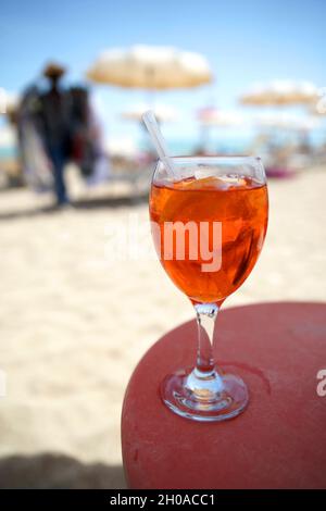 Spritz Aperitif in Beach, Porto Potenza Picena, Marken, Italien, Europa Stockfoto