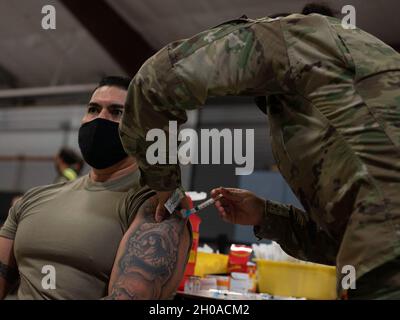 US Air Force Chief Master Sgt. Robert Laning, Feuerwehrchef der 1. Zivilingenieursgeschwader für Spezialeinsätze, erhält seine erste Dosis des COVID-19-Impfstoffes am 8. Januar 2021 in Hurlburt Field, Florida. Sanitäter, Feuerwehrleute, Sicherheitskräfte und andere Ersthelfer gehörten zu den ersten Mitgliedern auf der Basis, die den Impfstoff erhielten. Stockfoto