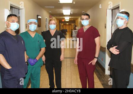 Die National Guardsmen der California Army vom Regional Medical Strike Team (RMST) 17 bereiten sich auf den Eintritt in die Rote Zone, ein Gebiet des Westview Healthcare Center in Auburn, Kalifornien, für Coronavirus-Patienten, am 8. Januar 2021 vor. Die 10-köpfige Einheit der 224. Sustainment Brigade leistteCOVID-19-Hilfe unmittelbar nach ihrer Ankunft an Weihnachten. „Unsere Mission war es, denjenigen zu helfen, die von COVID-19 betroffen sind“, sagte Sgt. Ariel Bautista, links, nicht beauftragter Offizier. „die Nationalgarde ist hier, um sicherzustellen, dass die Menschen eine angemessene Betreuung und jede andere Hilfe erhalten, die sie benötigen könnten.“ Bei Bautist Stockfoto