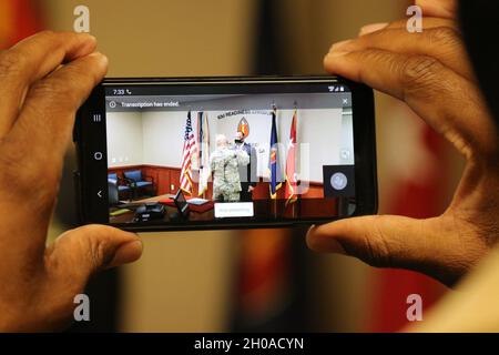 BERGBLICK, Kalifornien - Herr Kario Harris, Zivilist, Stabschef der 63d Readiness Division, erhält die Verdienstmedaille für Zivildienst von Major General Alberto Rosende, kommandierender General, 63d RD während der virtuellen Battle Assembly des Hauptquartiers und der Hauptquartiers der Abteilungs-Einheit von 63d RD, 8. Januar 2021. Stockfoto