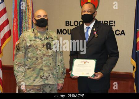 BERGBLICK, Kalifornien - Herr Kario Harris, Zivilist, Stabschef der 63d Readiness Division, erhält die Verdienstmedaille für Zivildienst von Major General Alberto Rosende, kommandierender General, 63d RD während der virtuellen Battle Assembly des Hauptquartiers und der Hauptquartiers der Abteilungs-Einheit von 63d RD, 8. Januar 2021. Stockfoto