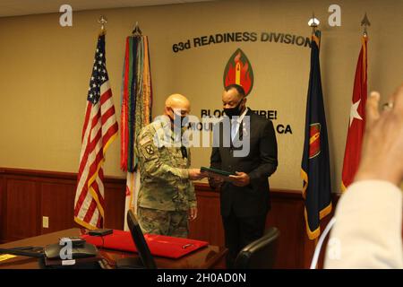 BERGBLICK, Kalifornien - Herr Kario Harris, Zivilist, Stabschef der 63d Readiness Division, erhält die Verdienstmedaille für Zivildienst von Major General Alberto Rosende, kommandierender General, 63d RD während der virtuellen Battle Assembly des Hauptquartiers und der Hauptquartiers der Abteilungs-Einheit von 63d RD, 8. Januar 2021. Stockfoto