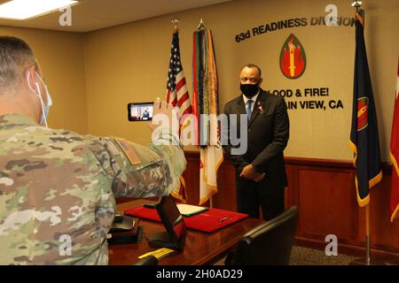 BERGBLICK, Kalifornien - Herr Kario Harris, Zivilist, Stabschef der 63d Readiness Division, erhält die Verdienstmedaille für Zivildienst von Major General Alberto Rosende, kommandierender General, 63d RD während der virtuellen Battle Assembly der 63d RD-Hauptquartier- und Hauptquartier-Abteilungs-Einheit, 8. Januar 2021. Stockfoto