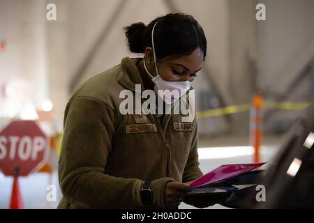 Duanna Challenger-Küthe, Senior Airmen der US Air Force, eine Atmungstherapeutin der 144. Medizinischen Abteilung der kalifornischen Nationalgarde, überprüft einen Ersthelfer auf einer Fahrt durch die Impfstelle COVID-19 in Sacramento, Kalifornien, 8. Januar 2021. Viele Mitglieder des Cal Guard-Dienstes sind seit März 2020, als die Pandemie begann, auf COVID-19-Missionen, aber am 7. Januar ist der erste Tag, an dem die Cal Guard bei der Verabreichung von Impfstoffen an zivile Ersthelfer mitwirkte. Stockfoto