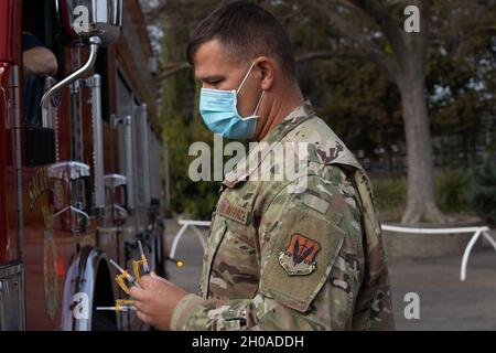 US Air Force Tech Sgt. James Taylor, ein medizinischer Servicetechniker der 144. Medizinischen Abteilung der kalifornischen Nationalgarde, bereitet sich darauf vor, den Impfstoff COVID-19 an Feuerwehrleute in Sacramento, Kalifornien, zu geben, 8. Januar 2021. Viele Mitglieder des Cal Guard-Dienstes sind seit März 2020, als die Pandemie begann, auf COVID-19-Missionen, aber am 7. Januar ist der erste Tag, an dem die Cal Guard bei der Verabreichung von Impfstoffen an zivile Ersthelfer mitwirkte. Stockfoto