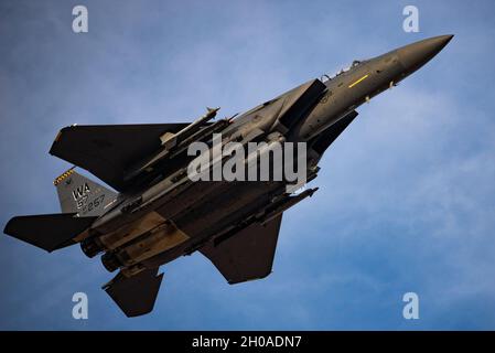 Ein F-15E Strike Eagle Kampfjet, der dem 17. Waffenteam zugewiesen wurde, hebt vom Luftwaffenstützpunkt Nellis, Nevada, am 8. Januar 2021 ab. Das Flugzeug setzt zwei Besatzungsmitglieder ein, einen Piloten und einen Waffensystemoffizier. Stockfoto