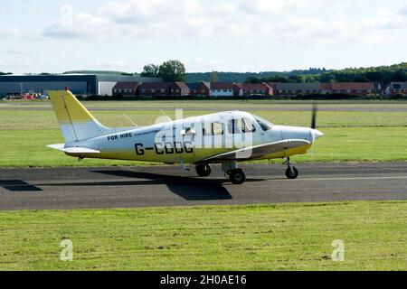 Piper PA-28-161 Warrior II (G-CDDG) auf dem Wellesbourne Airfield, Warwickshire, Großbritannien Stockfoto