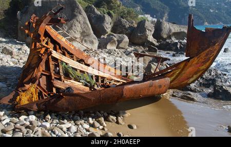 Rostiger Wrack eines gebrochenen, gestrandeten Fischerbootes Stockfoto