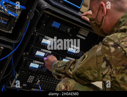 Ein US-Soldat mit der Nationalgarde des Distrikts von Columbia führt am 8. Januar 2021 im Militärreservat Camp Fretterd, Reisterstown, Maryland, eine Systemprüfung durch. Mitglieder des 169. Cyber-Protection-Teams trainierten zum Schutz der Kommunikationsplattform für den Standort eines gemeinsamen Vorfalls, die in Notfallsituationen eingesetzt wird, um die Kommunikation von Ersthelfern zu verbinden und überall hohe Bandbreitenkapazität bereitzustellen. Stockfoto