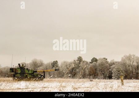 Soldaten des 1. Bataillons 125. Artilleriefeuerläufe vom M109A6 Paladin, um die Aufrüstung der Haubitzen der Einheit zu validieren, 9. Januar 2021, auf Camp Ripley. (Minnesota Stockfoto