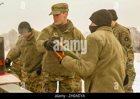 Soldaten des 1. Bataillons 125. Artilleriefeuerläufe vom M109A6 Paladin, um die Aufrüstung der Haubitzen der Einheit zu validieren, 9. Januar 2021, auf Camp Ripley. (Minnesota Stockfoto