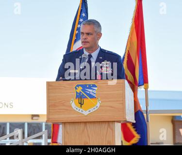 Die Arizona Air National Guard des 162. Flügels würdigte den Ruhestand ihres ehemaligen Kommandanten Brig. General Andrew MacDonald in einer einzigartigen Zeremonie am 10. Januar auf der Morris Air National Guard Base. Aufgrund der COVID-19-Pandemie hielt der Flügel eine Zeremonie für den Ruhestand von MacDonald ab, indem er die Teilnahme auf die Familie und hochrangige Gäste persönlich einschränkt und die Veranstaltung live an die Mitglieder der gesamten Basis streamt. Stockfoto