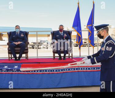 Die Arizona Air National Guard des 162. Flügels würdigte den Ruhestand ihres ehemaligen Kommandanten Brig. General Andrew MacDonald in einer einzigartigen Zeremonie am 10. Januar auf der Morris Air National Guard Base. Aufgrund der COVID-19-Pandemie hielt der Flügel eine Zeremonie für den Ruhestand von MacDonald ab, indem er die Teilnahme auf die Familie und hochrangige Gäste persönlich einschränkt und die Veranstaltung live an die Mitglieder der gesamten Basis streamt. Stockfoto