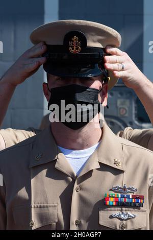 210110-N-OW019-0059 ARABIAN SEA (JAN 10, 2020) Chase Bourque, Chief Operations Specialist aus League City, Texas, wird während der Pinning-Zeremonie des Chief Petty Officers an Bord des Lenkraketen-Kreuzers USS Princeton (CG 59) sein Kombicover überreicht. Princeton ist Teil der Nimitz Carrier Strike Group und wird im 5. Flottenbereich der USA eingesetzt, um die maritime Stabilität und Sicherheit in der Zentralregion zu gewährleisten, indem es das Mittelmeer und den Pazifik durch den westlichen Indischen Ozean und drei kritische Drosselpunkte mit dem freien Fluss des globalen Handels verbindet. Stockfoto