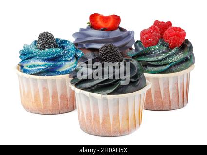 Gruppe von Cupcakes mit farbigen Belag isoliert auf weißem Hintergrund Stockfoto