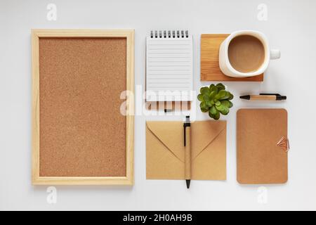 Draufsicht Auswahl an Schreibwaren aus Naturmaterial Stockfoto