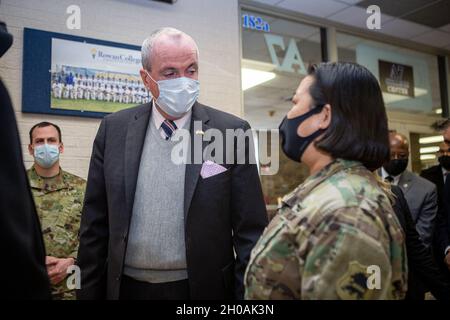 New Jersey Gov. Phil Murphy, links, spricht mit Col. Lisa J. Hou D.O., rechts, Interim Adjutant General, am Rowan College of South Jersey in Sewell, N.J., 11. Januar 2020. Soldaten helfen bei Temperaturkontrollen, bei der Registrierung, führen Einzelpersonen durch das Gebäude und überwachen Menschen, nachdem sie ihre Impfungen erhalten haben. Stockfoto