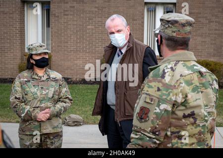 New Jersey Gov. Phil Murphy, Mitte, spricht mit Col. Lisa J. Hou D.O., links, Interim Adjutant General und der US Air Force Brig. General Wayne M. McCaughey, rechts, Direktor des Joint Staff, New Jersey National Guard am Rowan College of South Jersey in Sewell, N.J., 11. Januar 2020. Soldaten helfen bei Temperaturkontrollen, bei der Registrierung, führen Einzelpersonen durch das Gebäude und überwachen Menschen, nachdem sie ihre Impfungen erhalten haben. Stockfoto