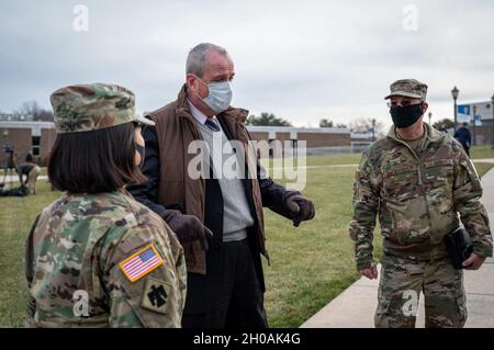 New Jersey Gov. Phil Murphy, Mitte, spricht mit Col. Lisa J. Hou D.O., links, Interim Adjutant General und der US Air Force Brig. General Wayne M. McCaughey, rechts, Direktor des Joint Staff, New Jersey National Guard am Rowan College of South Jersey in Sewell, N.J., 11. Januar 2020. Soldaten helfen bei Temperaturkontrollen, bei der Registrierung, führen Einzelpersonen durch das Gebäude und überwachen Menschen, nachdem sie ihre Impfungen erhalten haben. Stockfoto