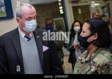 New Jersey Gov. Phil Murphy, links, spricht mit Col. Lisa J. Hou D.O., rechts, Interim Adjutant General, am Rowan College of South Jersey in Sewell, N.J., 11. Januar 2020. Soldaten helfen bei Temperaturkontrollen, bei der Registrierung, führen Einzelpersonen durch das Gebäude und überwachen Menschen, nachdem sie ihre Impfungen erhalten haben. Stockfoto