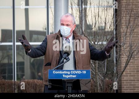 New Jersey Gov. Phil Murphy spricht vor der Presse am Rowan College of South Jersey in Sewell, N.J., 11. Januar 2020. Soldaten helfen bei Temperaturkontrollen, bei der Registrierung, führen Einzelpersonen durch das Gebäude und überwachen Menschen, nachdem sie ihre Impfungen erhalten haben. Stockfoto