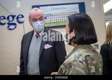 New Jersey Gov. Phil Murphy, links, spricht mit Col. Lisa J. Hou D.O., rechts, Interim Adjutant General, am Rowan College of South Jersey in Sewell, N.J., 11. Januar 2020. Soldaten helfen bei Temperaturkontrollen, bei der Registrierung, führen Einzelpersonen durch das Gebäude und überwachen Menschen, nachdem sie ihre Impfungen erhalten haben. Stockfoto