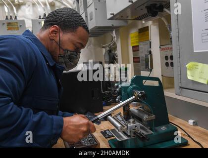 PHILIPPINISCHES MEER (Jan 12, 2021) Aircrew Survival Equipmentman First Class Justin Thompson aus East St. Louis, Ill., macht einen Namensschild an Bord des nach vorne eingesetzten amphibischen Angriffsschiffs USS America (LHA 6). Amerika, Teil der America Amphibious Ready Group, arbeitet zusammen mit der 31. Marine Expeditionary Unit im Verantwortungsbereich der 7. US-Flotte, um die Interoperabilität mit Verbündeten und Partnern zu verbessern und dient als einsatzbereite Einsatztruppe, um Frieden und Stabilität in der Pazifikregion zu verteidigen. Stockfoto