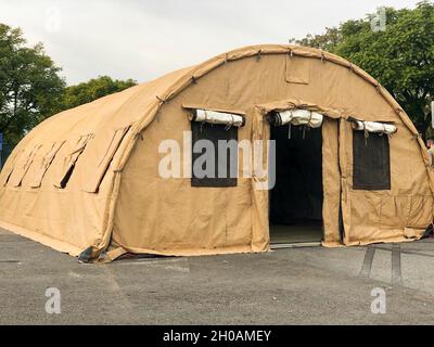 Ein Bett-Down-System zur Katastrophenhilfe, das von den Luftwaffe des 163d-Angriffsflügels, California Air National Guard, gebaut wurde, steht vor der Notaufnahme des PIH Health Downey Hospital in Downey, Kalifornien, am 12. Januar 2021. Das Zeltsystem bietet dem Klinikpersonal Platz und Flexibilität, um den Zustrom von COVID-19-Patienten in der Gemeinschaft zu ersehen und zu behandeln. Stockfoto