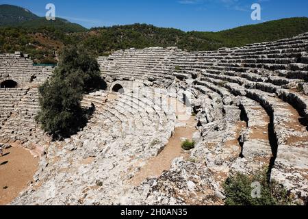 Dalyan, Türkei. September 2021. Das ehemalige Theater der antiken Stadt Kaunos der antiken Landschaft von Caria im Südwesten der Türkei. Die Geschichte des Ortes reicht bis ins 10. Jahrhundert v. Chr. zurück. Kaunos war vorübergehend Teil der Attischen See-Liga und der Festlandbesitz der nahe gelegenen Insel Rhodos (Rhodian Peraia). Quelle: Jens Kalaene/dpa-Zentralbild/ZB/dpa/Alamy Live News Stockfoto