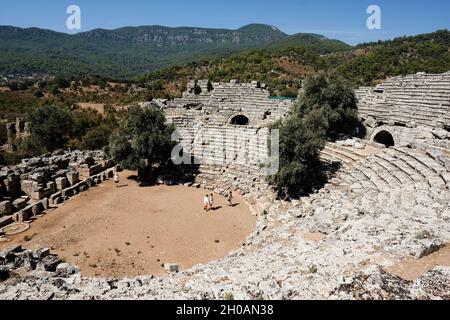 Dalyan, Türkei. September 2021. Das ehemalige Theater der antiken Stadt Kaunos der antiken Landschaft von Caria im Südwesten der Türkei. Die Geschichte des Ortes reicht bis ins 10. Jahrhundert v. Chr. zurück. Kaunos war vorübergehend Teil der Attischen See-Liga und der Festlandbesitz der nahe gelegenen Insel Rhodos (Rhodian Peraia). Quelle: Jens Kalaene/dpa-Zentralbild/ZB/dpa/Alamy Live News Stockfoto