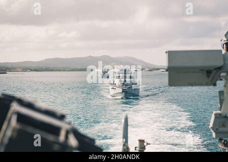 210112-N-BR087-1001 APRA HARBOUR, Guam (Jan 12, 2021) Mark VI Patrouillenboote, die den maritimen Expeditionssicherheitskräften der Task Force 75 zugewiesen wurden, durchfahren den Hafen von Apa. Das maritime Expeditionary Security Squadron 2 wird in der 7. US-Flotte eingesetzt und kann Kampfeinsätze durchführen, um die Litorale zu dominieren und Blauwassereinsätze zu verstärken, während es gleichzeitig hochwertige Assetbegleiter, Verteidigung im Hafengebiet, eingeschiffte Sicherheitsteams und Such- und Beschlagnahmung-überwachung bietet. Die Seedienste bieten täglich nationale Sicherheit von unseren Küsten bis zur hohen See. Stockfoto