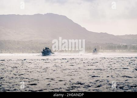 210112-N-BR087-1012 APRA HARBOUR, Guam (Jan 12, 2021) Mark VI Patrouillenboote, die den maritimen Expeditionssicherheitskräften der Task Force 75 zugewiesen wurden, durchfahren den Hafen von Apa. Das maritime Expeditionary Security Squadron 2 wird in der 7. US-Flotte eingesetzt und kann Kampfeinsätze durchführen, um die Litorale zu dominieren und Blauwassereinsätze zu verstärken, während es gleichzeitig hochwertige Assetbegleiter, Verteidigung im Hafengebiet, eingeschiffte Sicherheitsteams und Such- und Beschlagnahmung-überwachung bietet. Die Seedienste bieten täglich nationale Sicherheit von unseren Küsten bis zur hohen See. Stockfoto