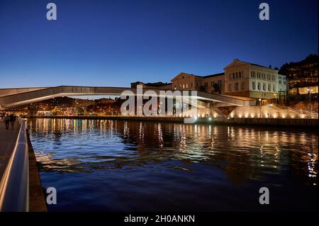 Blick auf die Nervion, Pedro Arrupe Fußgängerbrücke und die Deusto Universität im Hintergrund, Bilbao, Baskenland, Spanien, Europa Stockfoto