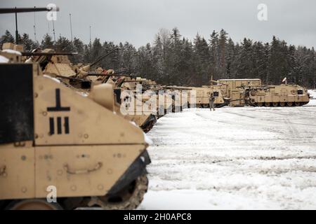 M2 Bradley Infanterie Kampffahrzeuge zugewiesen 1. Bataillon, 7. Kavallerie-Regiment, 1. Panzerbrigade Kampfteam, 1. Kavallerie-Division, warten auf Feuer in Grafenwoehr Trainingsgebiet, Deutschland, 13. Januar 2021. Stockfoto