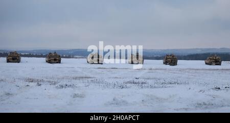 M1 Abrams Hauptkampftanker, die dem 1. Bataillon, dem 7. Kavallerieregiment, dem 1. Kampfteam der Panzerbrigade, der 1. Kavalleriedivision zugewiesen sind, stehen auf dem Gelände des Grafenwoehr Trainingsgebietes, Deutschland, am 13. Januar 2021, an, bis sie an die Reihe kommen. Stockfoto