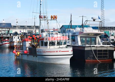 Reykjavik, Island - 4. April 2017: Kleine Fischerboote stehen vor Anker im Hafen von Reykjavik Stockfoto