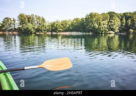 Kajak paddeln über das Wasser, Ökotourismus-Konzept, selektiver Fokus. Stockfoto