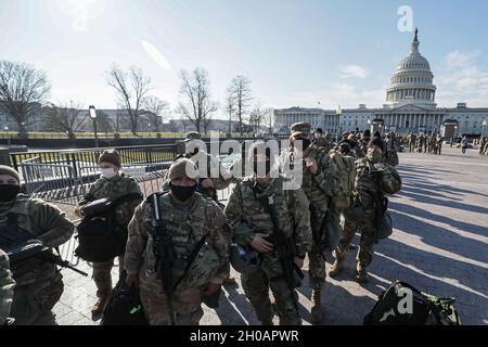 US-Luftwaffe mit dem 108. Flügel und dem 177. Kampfflügel der New Jersey Air National Guard beenden ihre Schicht in der Nähe des Kapitols in Washington, D.C., am 13. Januar 2021. Soldaten der Nationalgarde und Luftwaffe aus mehreren Bundesstaaten sind nach Washington gereist, um die Bundes- und Bezirksbehörden im Vorderen der 59. Amtseinführung des Präsidenten zu unterstützen. Stockfoto