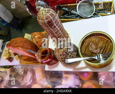 Italienische Salamis und Gewürze. Stockfoto