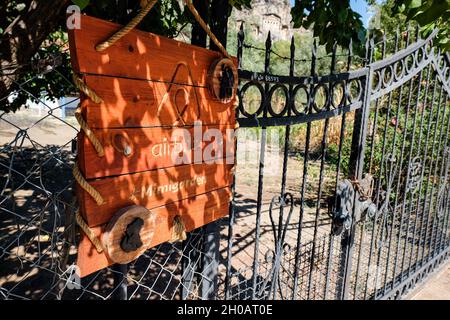 Dalyan, Türkei. September 2021. Ein Schild an einem Zaun weist auf eine Unterkunft hin, die über den Ferienhausanbieter Airbnb vermietet wird. Quelle: Jens Kalaene/dpa-Zentralbild/ZB/dpa/Alamy Live News Stockfoto