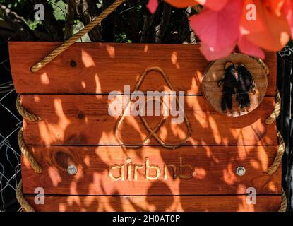 Dalyan, Türkei. September 2021. Ein Schild an einem Zaun weist auf eine Unterkunft hin, die über den Ferienhausanbieter Airbnb vermietet wird. Quelle: Jens Kalaene/dpa-Zentralbild/ZB/dpa/Alamy Live News Stockfoto