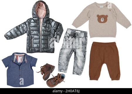 Collage Set von kleinen Jungen Herbst Kleidung isoliert auf einem weißen Hintergrund. Jeans-Hose und -Hose, ein Paar Schuhe, eine Regenjacke, Pullover und ein Pullover Stockfoto