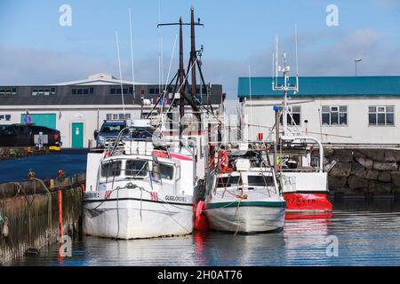 Reykjavik, Island - 4. April 2017: Fischerboote werden im Hafen von Reykjavik vertäut Stockfoto