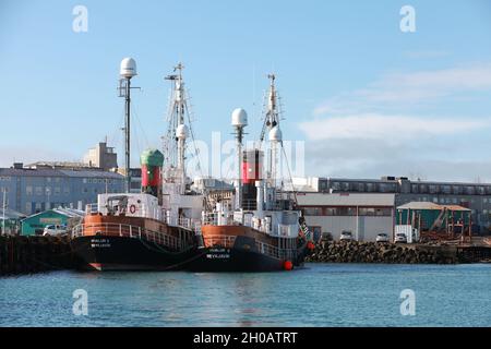 Reykjavik, Island - 4. April 2017: Die Walfänger Hvalur 8 und 9 stehen vor Anker im Hafen von Reykjavik, Rückansicht Stockfoto