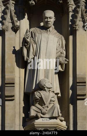 London, England, Großbritannien. Westminster Abbey - The Modern Martyrs (Tim Crawley, 1998) Statuen von zehn modernen Märtyrern über dem Haupteingang. Martin Luther King Stockfoto